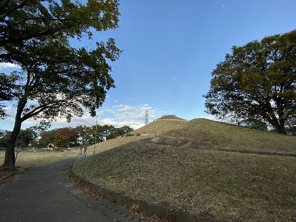 周辺環境:川和富士公園(「都筑ふれあいの丘」駅近くの、富士山を彷彿とさせる丘を置いた公園です。)
