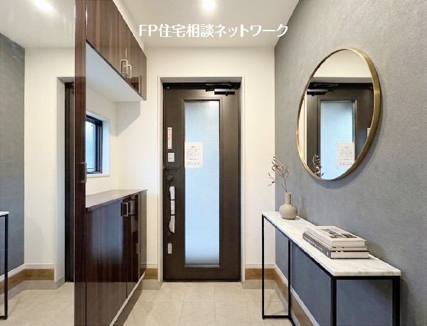 【玄関】  本画像はAIがCGで家具を作成しており、実際の現地に家具は設置されておりません。また、販売価格に家具等は含まれておりません。