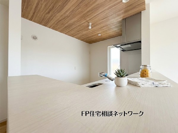 【キッチンカウンター】  木目調の下がり天井が温かみを添える、お洒落な対面式キッチン。開放感のあるカウンターからはリビングが見渡せ、家族との会話も弾みます。