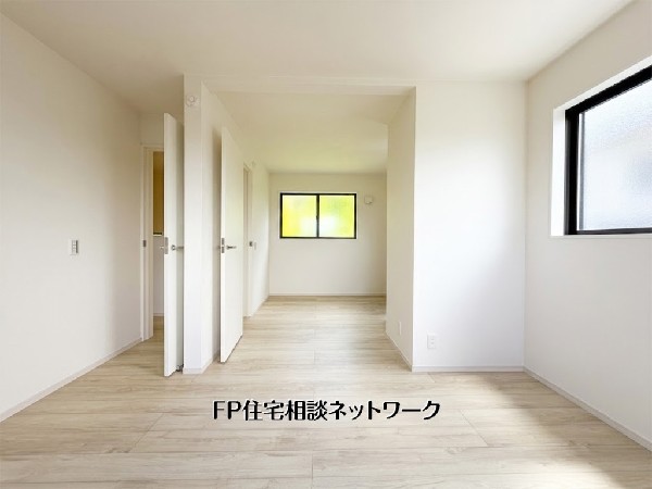 【洋室4.5帖+5.6帖】  4.5帖と5.6帖の洋室は、扉を開放すれば広々とした一体空間としても利用可能。ライフスタイルの変化に合わせてフレキシブルに使える間取りです。