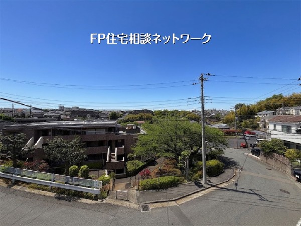 外観:【現地からの眺望】  澄み渡る青空と豊かな緑が広がる、開放的な眺望が魅力の住街区。日当たりに恵まれたこの地で、理想の暮らしを叶えませんか。