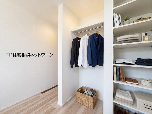 【クローゼット】  本画像はAIがCGで家具を作成しており、実際の現地に家具は設置されておりません。また、販売価格に家具等は含まれておりません。