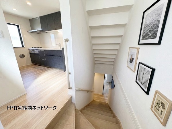 【階段】  本画像はAIがCGで小物を作成しており、実際の現地に小物は設置されておりません。また、販売価格に小物等は含まれておりません。