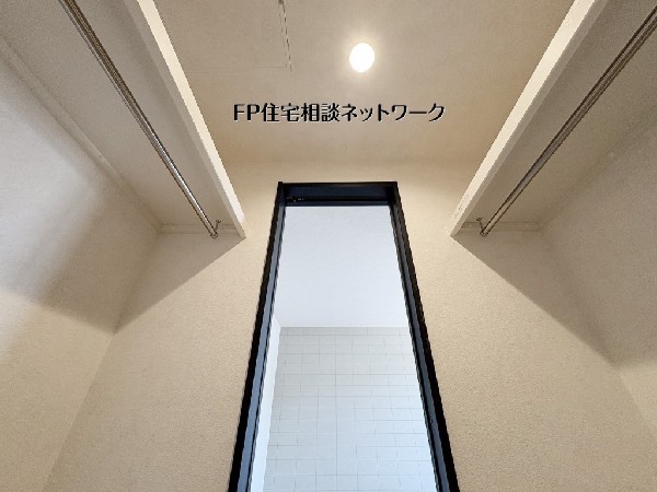 【ウォークインクローゼット】  両サイドにハンガーパイプと棚を備えた、収納力のあるウォークインクローゼット。衣類や小物を整理しやすく、お部屋をすっきり保てます。