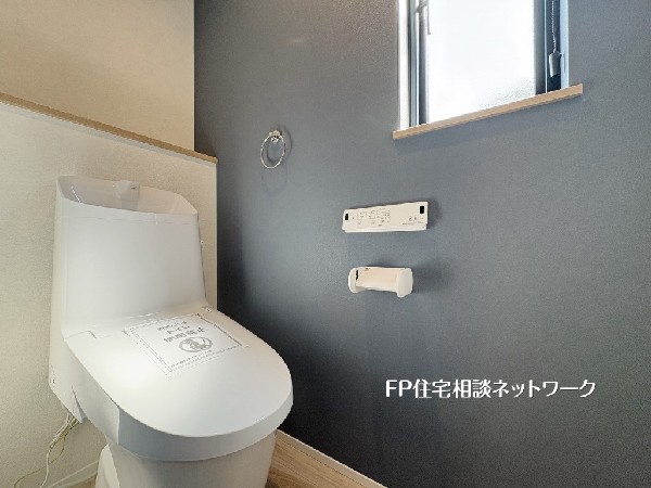 【トイレ】  グレーのアクセントクロスが都会的でモダンな印象を与える、清潔感のあるトイレ空間。温水洗浄便座や手洗いなど、毎日使う場所だからこそ機能性にもこだわりました。