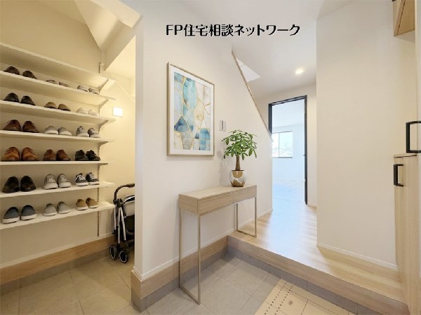 【玄関│シューズインクローゼット】  本画像はAIがCGで家具を作成しており、実際の現地に家具は設置されておりません。また、販売価格に家具等は含まれておりません。