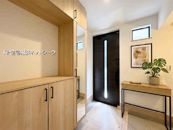 【玄関│シューズボックス】  本画像はAIがCGで家具を作成しており、実際の現地に家具は設置されておりません。また、販売価格に家具等は含まれておりません。