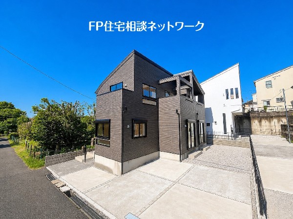外観:閑静な住宅地で子育て家族にピッタリ。毎日のお散歩も快適な緑に恵まれたエリアで、自然に包まれた穏やかな暮らしを実現するための、ゆとりある住環境が整っています。