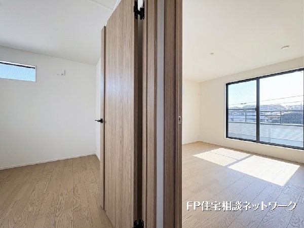 【3階ホール】明るい陽光が差し込む3階ホール。バルコニーに面した大きな窓で開放感があり、隣接する居室との一体利用も可能な使い勝手の良い空間です。