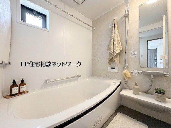 【浴室】ゆったりとした浴槽を備えた浴室。落ち着いた色合いで一日の疲れを癒せる空間です。窓付きで換気もしやすく、清潔感を保ちながら快適にご利用いただけます。