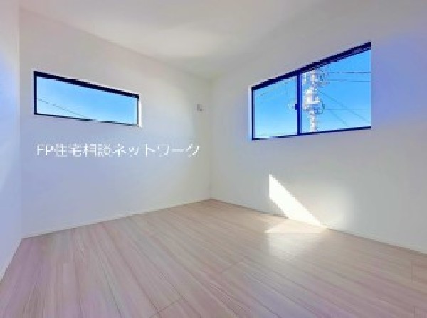 光が取り込みやすい2面採光の居室。日当たり良好です。しっかりとした大きさのクローゼットを完備し、収納スペースも十分。初めてのお子様にとっての「自分の部屋」。学習デスクやベッドの配置もラクラクです。