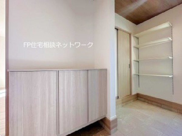 散らかりがちな玄関もスッキリと保てる玄関収納は、家の中に入る時一番最初に目に付く場所だからこだわりたいですよね！木目調の落ち着いた雰囲気の色目が、お部屋の雰囲気をそのまま表している家の顔です。