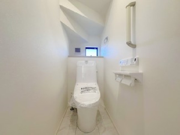 洗浄機能付き便座を標準装備。冬の寒い時期には暖房機能も活躍。快適にご利用いただけます。また、タンク奥のスペースを利用してちょっとした収納を造作することも可能。