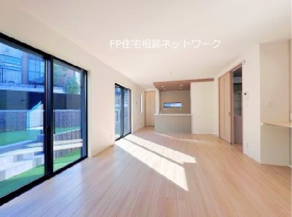 オープンでのびやかな空間を生み出す、こだわりの広がりとゆとり。家族と過ごす時間を大切にしたい方にぴったりの明るくゆとりある住空間です。南側の窓からの日差しがリビングの隅々までしっかりと届きます！