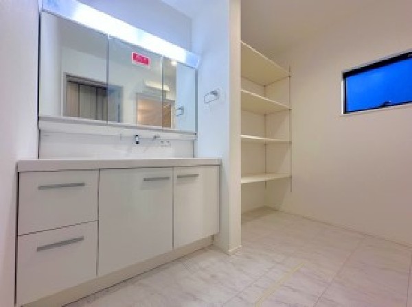ゆとりの洗面スペースで朝の身支度も快適スムーズに。面鏡で髪のセットやお化粧もストレスなくこなせ、朝から気分良く通勤通学に向かえそうですね！鏡の裏にはたっぷりと収納スペースを標準装備！