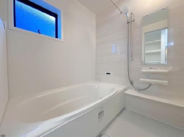 ご家族との憩いの場として、一日の疲れを癒す場として、ゆったりと足を伸ばしてくつろげる綺麗で清潔感のある色味の浴室。気持ちの良い光と爽やかな風をたっぷりと取りこめる開閉式の窓も設置しています。