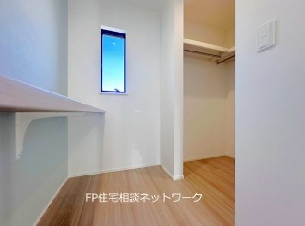 ある時はお子様のスタディスペースとして、ある時は観賞用のディスプレイとして、などいろいろな用途に活用できるカウンタースペース。造作物特有の「おさまりの良さ」が空間をすっきり見せます。