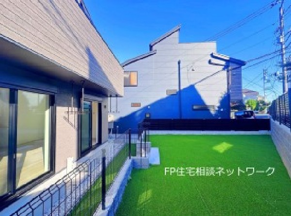 外観:四季を通じて自然と触れ合えるスポットが周辺には盛りだくさん！お散歩やジョギング、週末のご家族での遊びに最適です。目の前に広がる開放感とゆとり、暮らしの夢を育む理想の住まいがここにはあります。