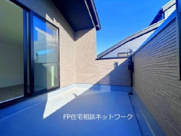 外観:南からの明るい光が差しこむ陽だまりの空間。南に大きく面したバルコニーでお洗濯も干せばあっという間に乾きそうで家事もスムーズにこなせますね！乾いたお洗濯物からは太陽の匂いが感じられる心地よさ。