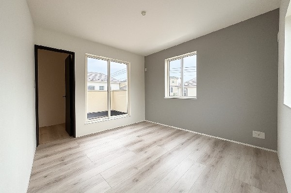 2面採光でお部屋の隅々まで明るい印象の居室。おひさまの光を、爽やかな風をたっぷりと取り込めます。居室内はいつも明るい印象ですので、気持ちの良い朝を迎えられそう。毎日の生活も自然と明るくなりますね。