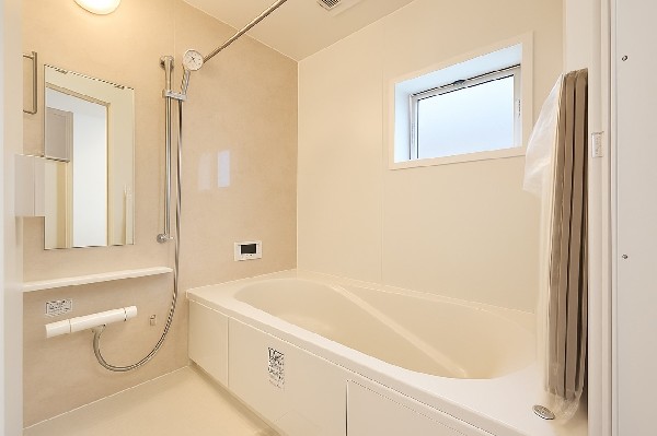 ご家族との憩いの場として、一日の疲れを癒す場として、ゆったりと足を伸ばしてくつろげる綺麗で清潔感のある色味の浴室。気持ちの良い光と爽やかな風をたっぷりと取りこめる開閉式の窓も設置しています。