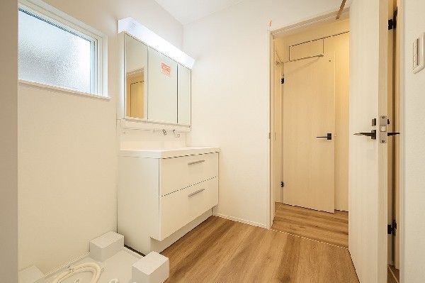 ゆとりの洗面スペースで朝の身支度も快適スムーズに。面鏡で髪のセットやお化粧もストレスなくこなせ、朝から気分良く通勤通学に向かえそうですね！鏡の裏にはたっぷりと収納スペースを標準装備！