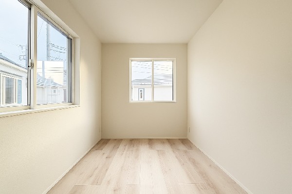 光が取り込みやすい2面採光の居室。日当たり良好です。しっかりとした大きさのクローゼットを完備し、収納スペースも十分。初めてのお子様にとっての「自分の部屋」。学習デスクやベッドの配置もラクラクです。