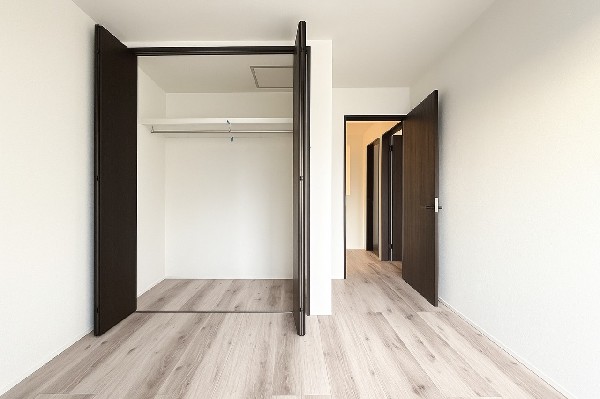 全居室には大型の収納クローゼットを完備！普段使いのお洋服や小物はもちろん、季節物のお洋服などもしっかりと整理整頓おしまい頂けます。居室空間をより広く隅々までお使いいただけますね。
