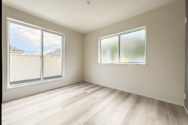 光が沢山取り込める大きな窓。2面採光なので、日差しを長時間受ける事が出来る暖かいお部屋です。もちろんペアガラスなので、遮音性にも優れ、結露も発生しにくい構造。サッシ周りのカビが発生しにくくなりますね。