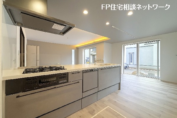 スライド収納付きのシステムキッチン。パスタ鍋や圧力鍋、フライパンなどもおしまい頂け、出し入れもスムーズ。収納たっぷりなので料理器具や調味料など細かな物も取りやすく、お子様と一緒にお料理も楽しめます。