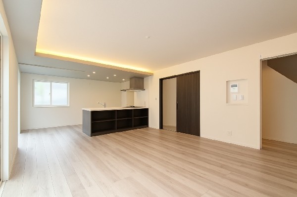 大切なご家族が集まるからこそLDKにはこだわりたいですよね！休日はおひさまの光をたっぷりと取りこめるリビングでゆったりと過ごしませんか？子供たちが元気に笑いながら走り回っている姿が目に浮かぶ空間です。