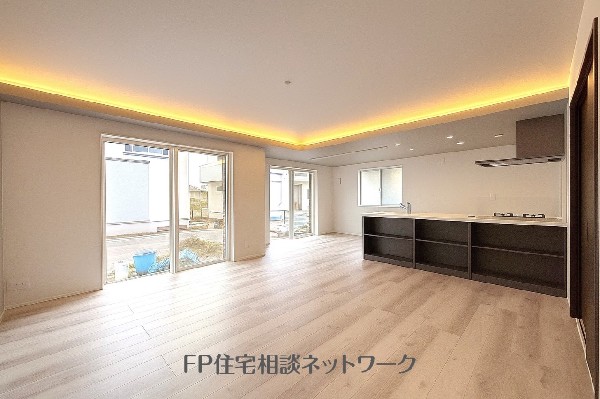 家族の一体感を感じられる広々としたスペース。家族と過ごす時間を大切にする方にピッタリのゆとりの住空間です。お子様が元気に走り回っても安心して見守れます。家族の笑い声が今にも目に浮かびそう。