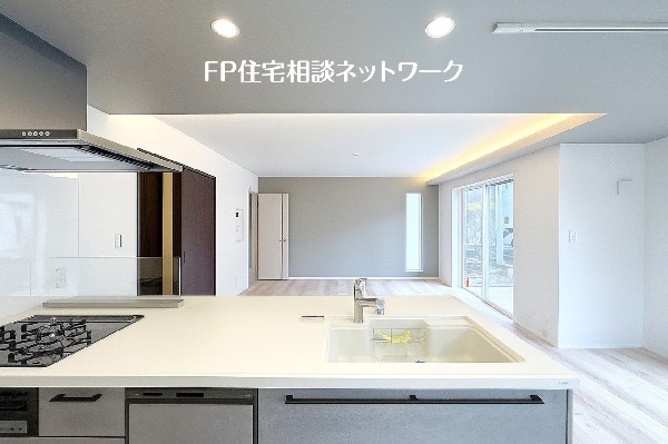 大きくて使いやすいシンクは一度に沢山の洗い物が可能。キッチン自体が広いので、食器用水切り網をおいてもまだまだスペースあり。調味料などをディスプレイし、お洒落なキッチンを演出してみてはいかがでしょうか。