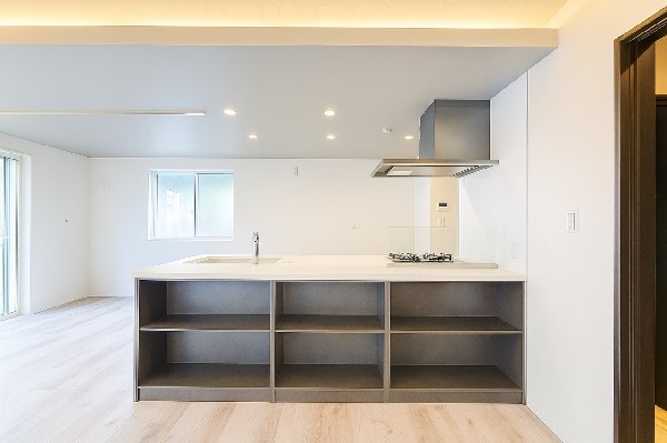 毎日使うキッチン周りが綺麗で清潔に保たれていると、お料理を作るのも楽しくなりますよね。おしゃれなペンダントライトや飾り棚など、機能性とデザイン性を持たせたキッチンで気持ちよくお料理が出来そうです。