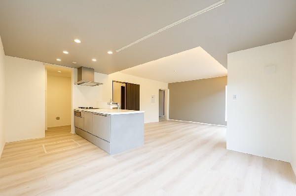 新しいキッチンは食事の支度が捗ります。お手伝いをしてくれるお子様と並びながら準備や片付けが出来るキッチンは、ご家族のコミュニケーションを育む場として活躍します。何気ない時間ですが、大切にしたいですね。