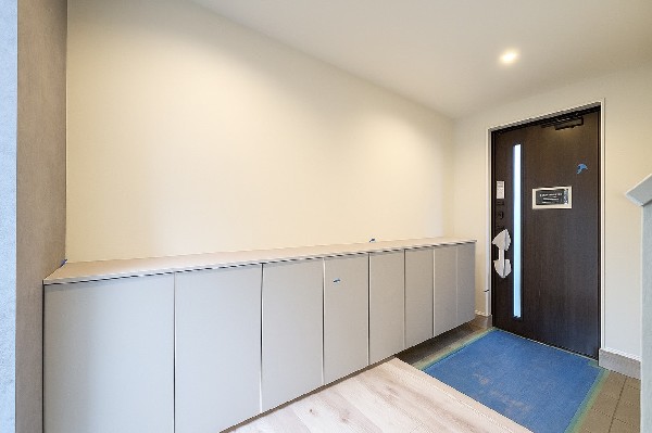 散らかりがちな玄関もスッキリと保てる玄関収納は、家の中に入る時一番最初に目に付く場所だからこだわりたいですよね！木目調の落ち着いた雰囲気の色目が、お部屋の雰囲気をそのまま表している家の顔です。