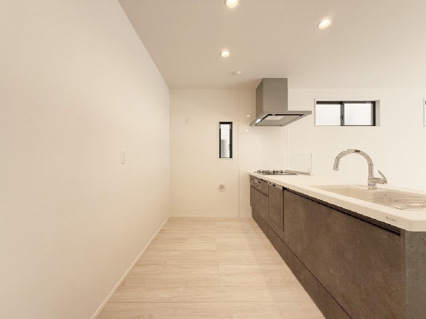 新しいキッチンは食事の支度も楽しく出来る。お手伝いをしてくれるお子様と並びながら準備や片付けが出来るキッチンは、ご家族のコミュニケーションを育む場として活躍します。