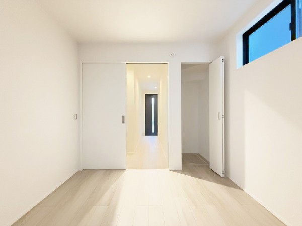 全居室には収納クローゼットを完備。普段使いのお洋服や小物はもちろん、季節物のお洋服などもしっかりと整理整頓出来る。居室空間を隅々まで使えるのが嬉しい。