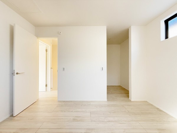 居室空間をすっきり保てる、ウォークインクローゼット付です。広いため、使い慣れた収納家具をこの空間に設置することもできます。