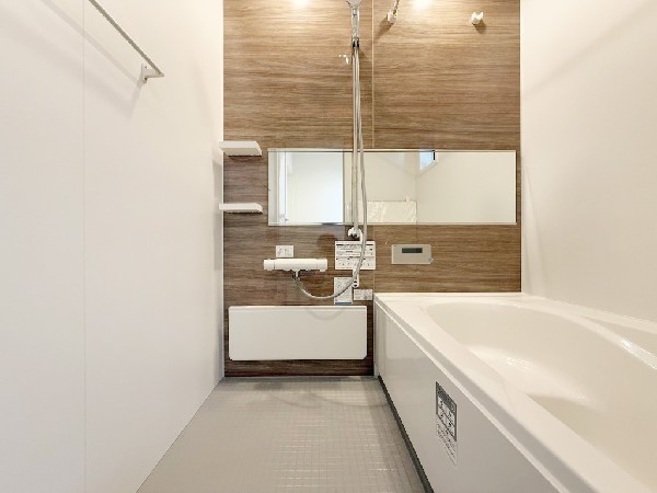 ゆったり入れる一坪バス。足を伸ばして入れるサイズは一日の疲れを癒すのに嬉しい広さ。お子様と一緒の入浴でも充分な広さです。