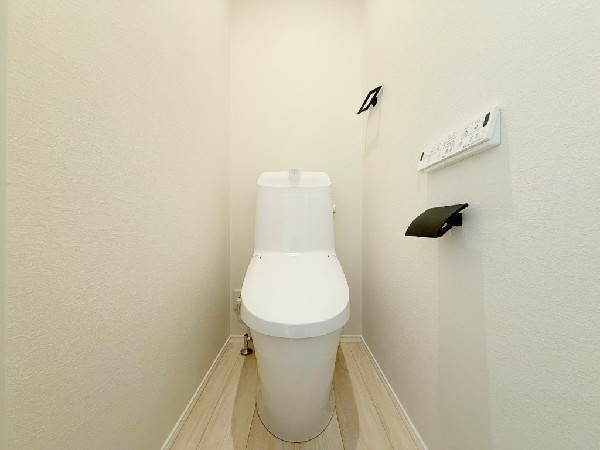 ウォシュレット、暖房便座機能付のトイレです。従来型に比べ節水効果があり、お手入れもしやすいので、家計も家事の負担も軽減してくれます。