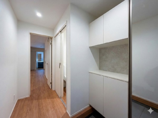 下駄箱は可動棚タイプになっていますので、脚の長いブーツや長靴もたっぷり収納いただけます。いつも気持ちよくご家族をむかえられるよう、玄関下駄箱収納をフル活用したスッキリとした玄関。