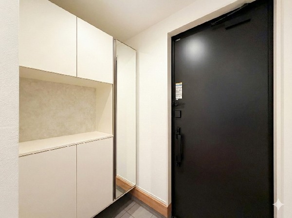 散らかりがちな玄関もスッキリと保てる玄関収納は、家の中に入る時一番最初に目に付く場所だからこだわりたいですよね！木目調の落ち着いた雰囲気の色目が、お部屋の雰囲気をそのまま表している家の顔です。