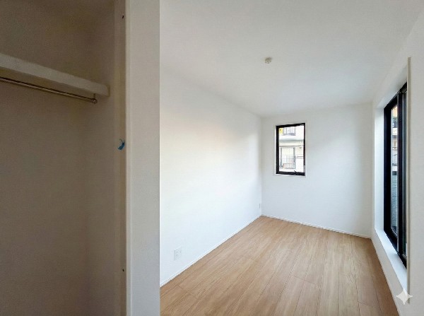 全居室には大型の収納クローゼットを完備！普段使いのお洋服や小物はもちろん、季節物のお洋服などもしっかりと整理整頓おしまい頂けます。居室空間をより広く隅々までお使いいただけますね。