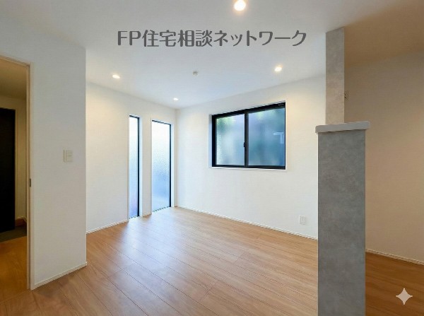 オープンでのびやかな空間を生み出す、こだわりの広がりとゆとり。家族と過ごす時間を大切にしたい方にぴったりの明るくゆとりある住空間です。日差しがリビングの隅々までしっかりと届きます！