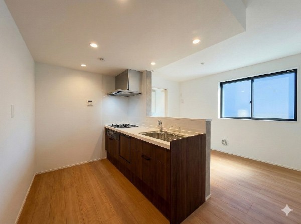 毎日使うキッチン周りが綺麗で清潔に保たれていると、お料理を作るのも楽しくなりますよね。おしゃれなペンダントライトや飾り棚など、機能性とデザイン性を持たせたキッチンです。