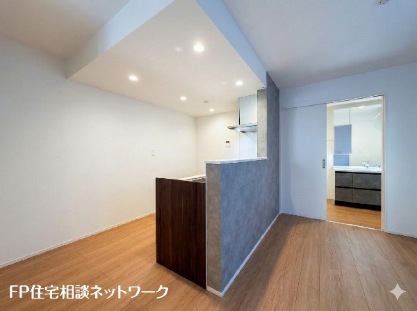 対面式のカウンターキッチンですので、出来上がったお料理をカウンターに並べてお子様が運ぶなど、お手伝いの時間も増えそうですね！ご家族と会話をしながらお料理を楽しめ一体感を感じられるキッチン仕様