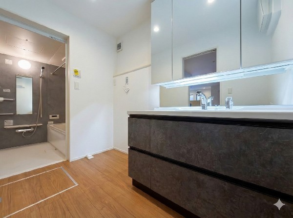 ゆとりの洗面スペースで朝の身支度も快適スムーズに。面鏡で髪のセットやお化粧もストレスなくこなせ、朝から気分良く通勤通学に向かえそうですね！鏡の裏にはたっぷりと収納スペースを標準装備！