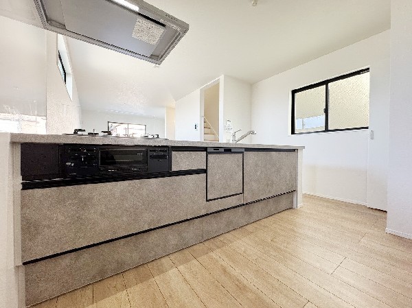 広々キッチンは収納も大容量。お鍋やフライパン、油や調味料はもちろんのこと、ビールや非常食なども収納できるほどの収納スペースを確保しています。