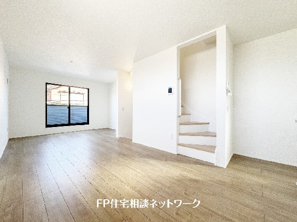 想像以上の質感が訪れる者の心を離さない。フローリング素材、窓の配置、壁面タイル、カラーバランス、どれをとってもワンランク上の仕上がり。